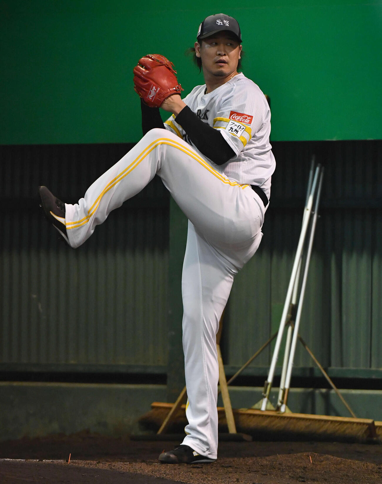 ブルペンで投げ込むソフトバンク杉山（撮影・岩下翔太）
