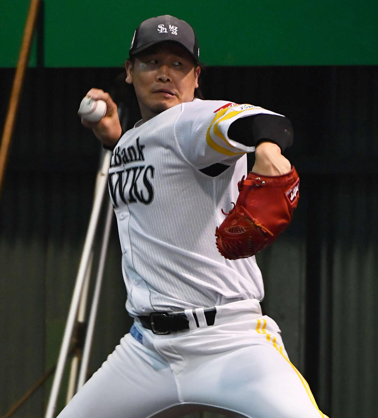 ブルペンで投げ込むソフトバンク杉山（撮影・岩下翔太）