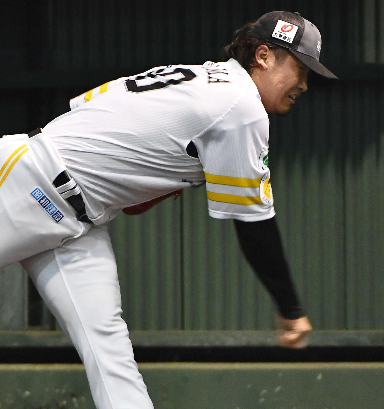 ブルペンで投げ込むソフトバンク杉山（撮影・岩下翔太）