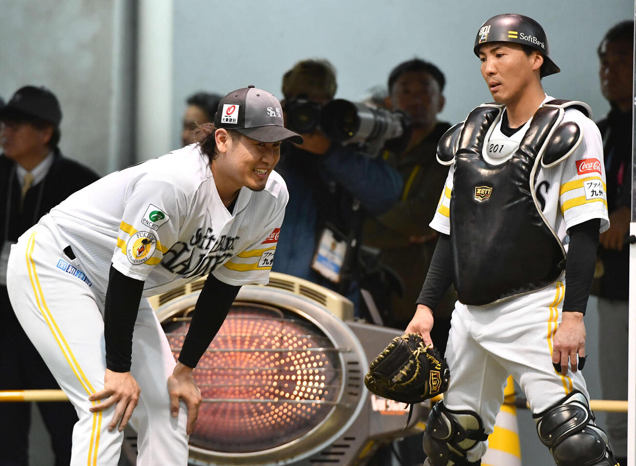 ブルペンで投球を終えて捕手と話し合うソフトバンク杉山（撮影・岩下翔太）