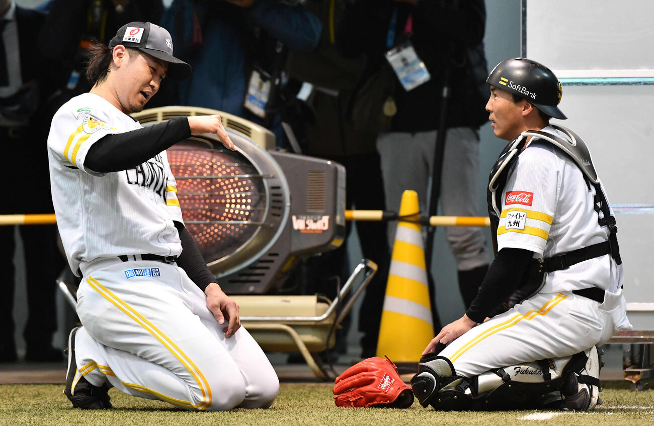 ブルペンで投球を終えて捕手と話し合うソフトバンク杉山（撮影・岩下翔太）