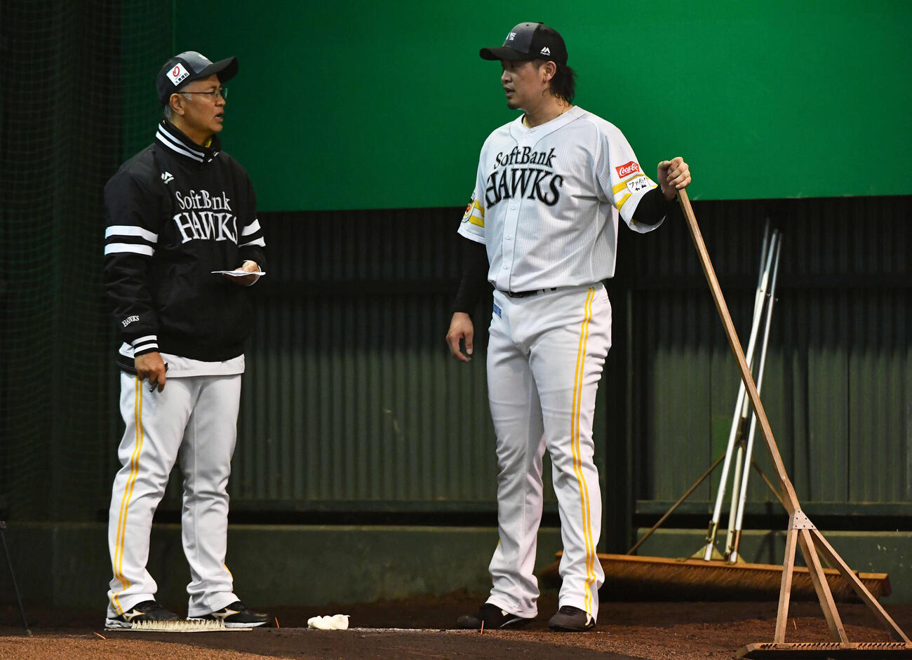 ブルペンで投球を終えたソフトバンク杉山（右）は若田部コーチと話し合う（撮影・岩下翔太）