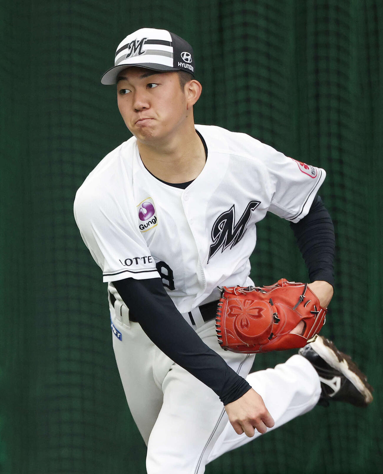 ブルペンで投球するロッテ石垣元（撮影・宮地輝）