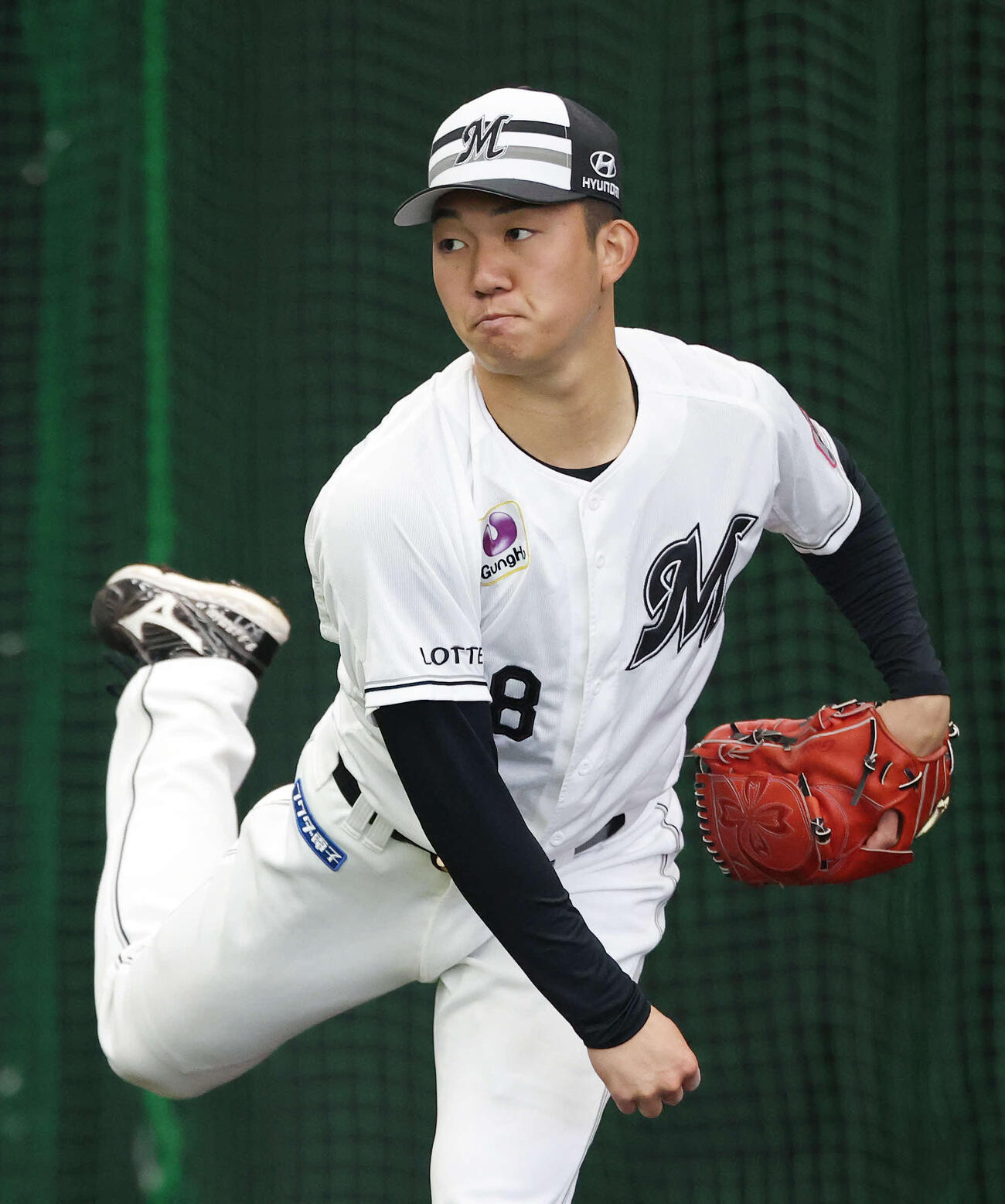 ブルペンで投球するロッテ石垣元（撮影・宮地輝）