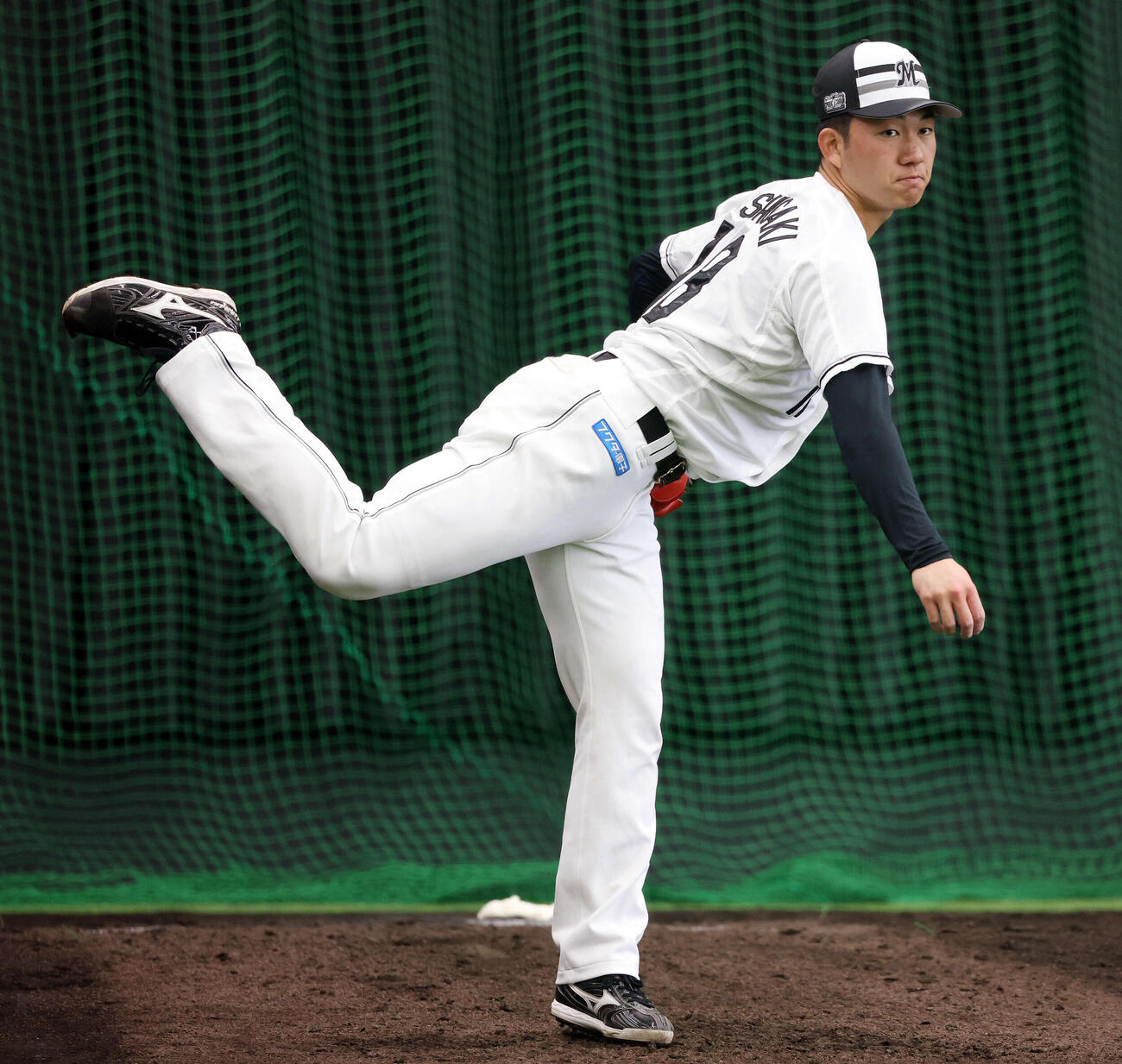 ブルペンで投球するロッテ石垣元（撮影・宮地輝）