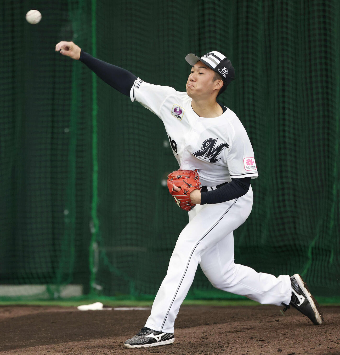 ブルペンで投球するロッテ石垣元（撮影・宮地輝）