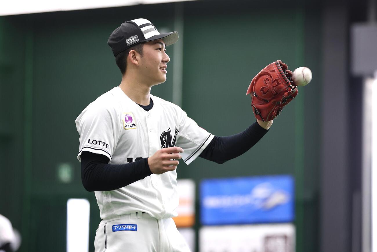 ブルペンでの投球を終えたロッテ石垣元（撮影・宮地輝）