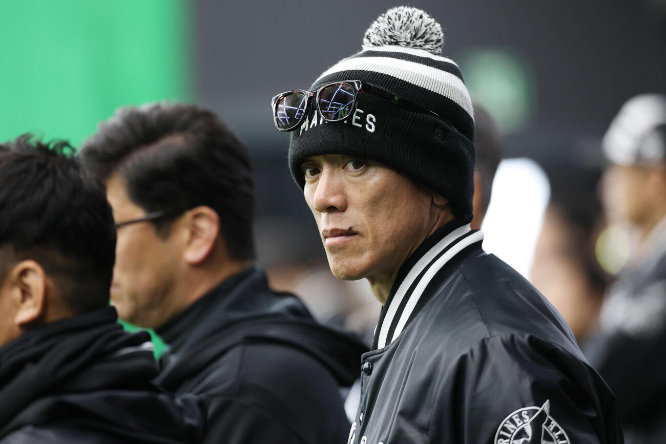 ロッテ石垣元のブルペンを見守る松井臨時コーチ（撮影・宮地輝）