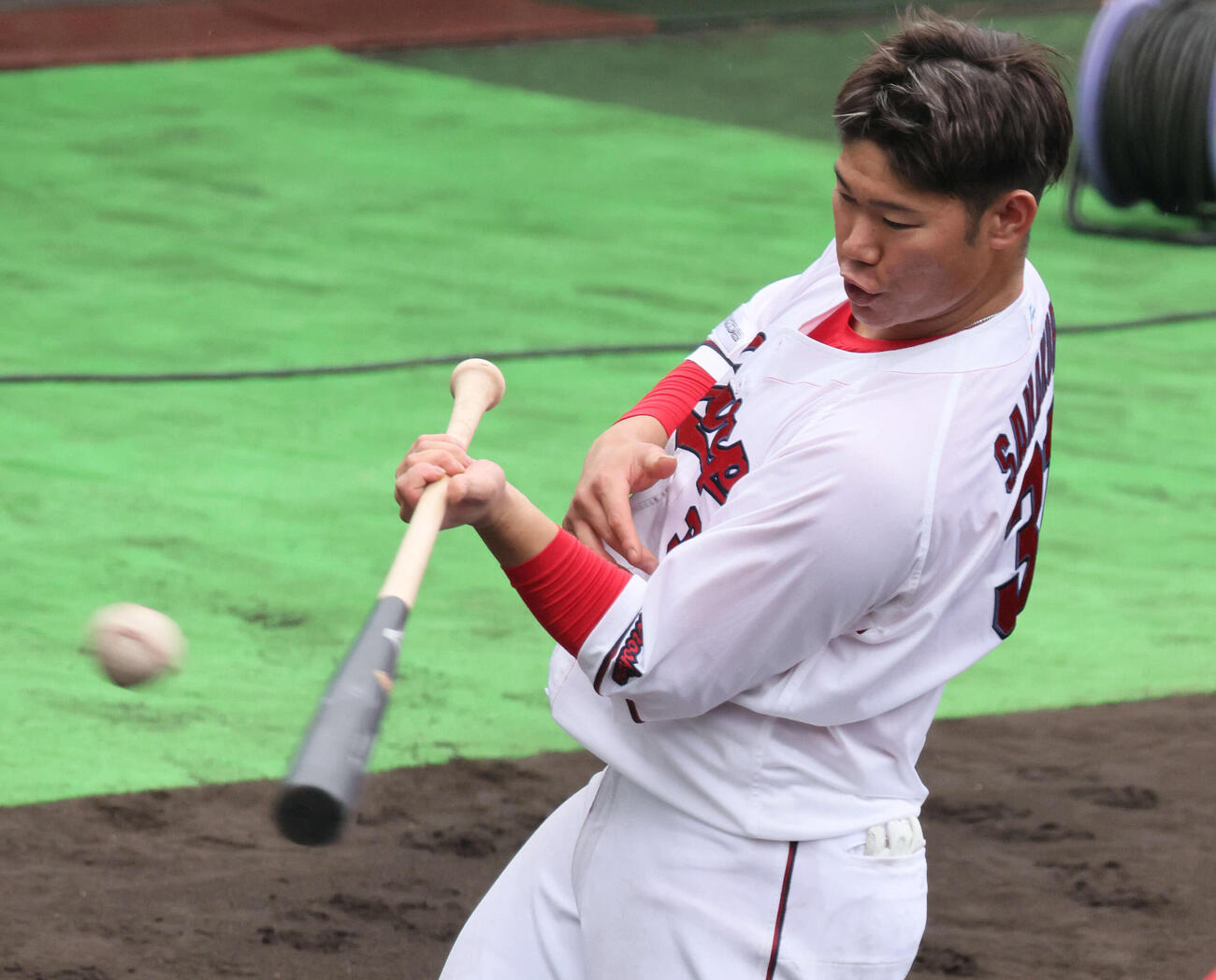素手でティー打撃練習をする広島坂倉（撮影・加藤孝規）