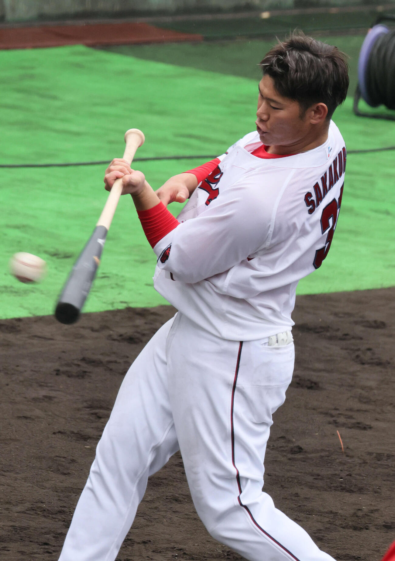 素手でティー打撃練習をする広島坂倉（撮影・加藤孝規）