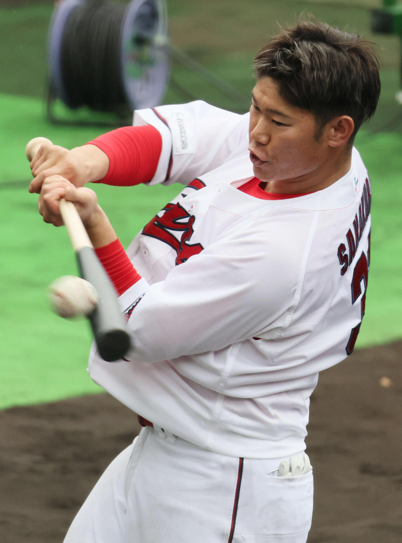 素手でティー打撃練習をする広島坂倉（撮影・加藤孝規）