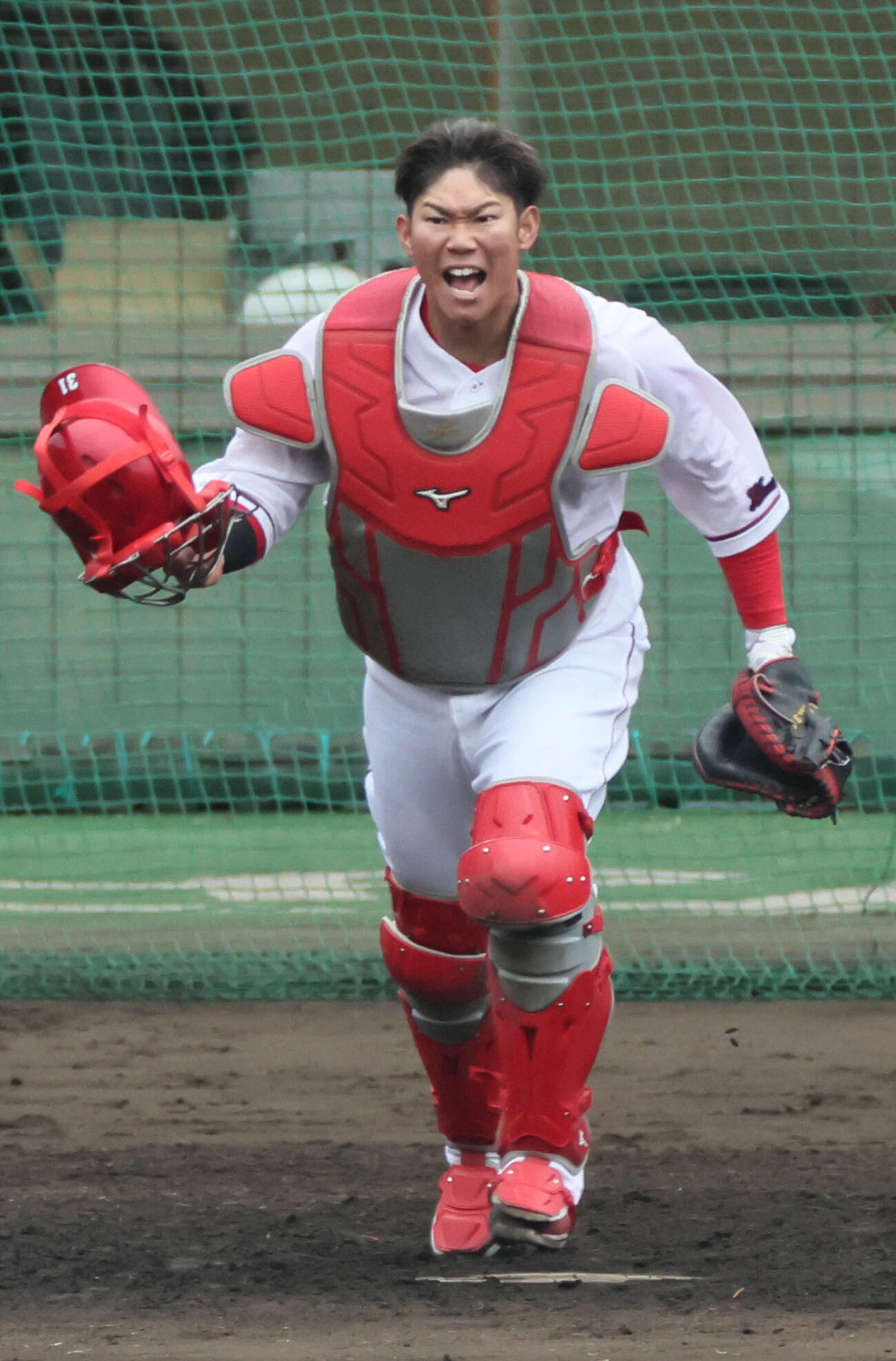 投内連係の練習をする広島坂倉（撮影・加藤孝規）