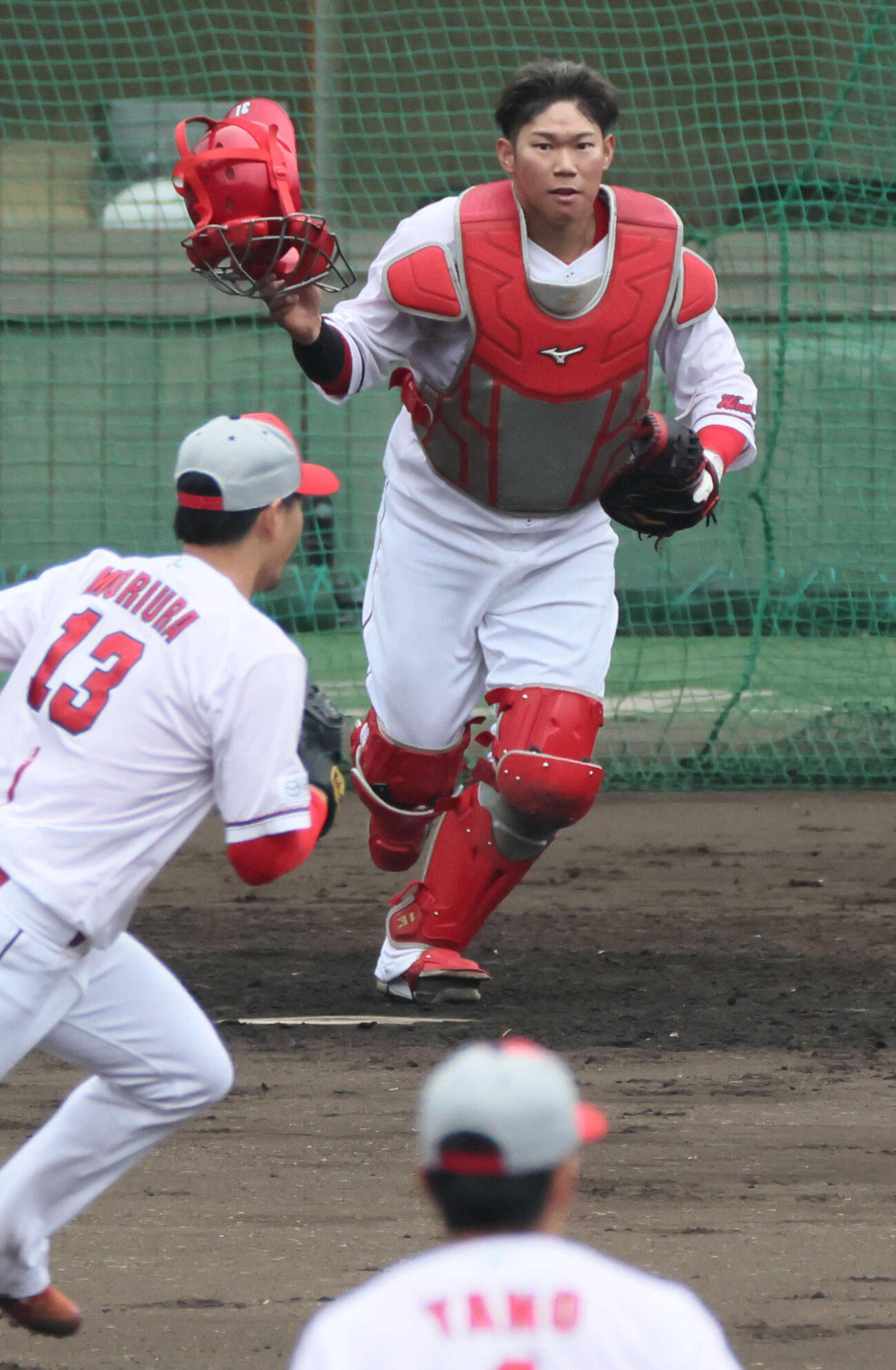 投内連係の練習をする広島坂倉（撮影・加藤孝規）