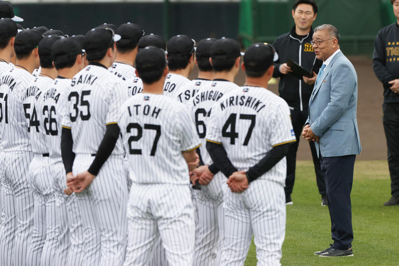 阪神掛布OB会長は陣中見舞いに訪れナインにに話す（撮影・上山淳一）