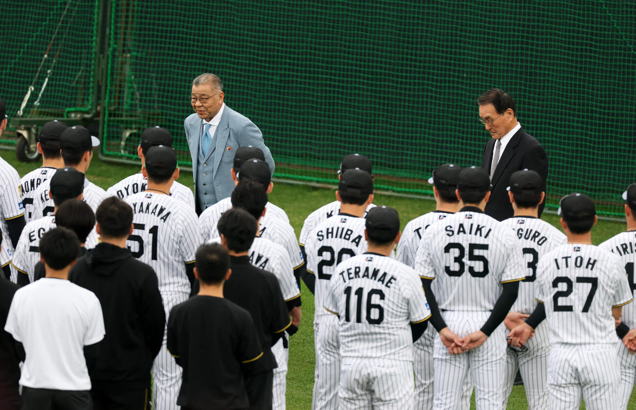練習開始前、阪神OB会の掛布OB会長よりナインに陣中見舞いが送られた（撮影・加藤哉）