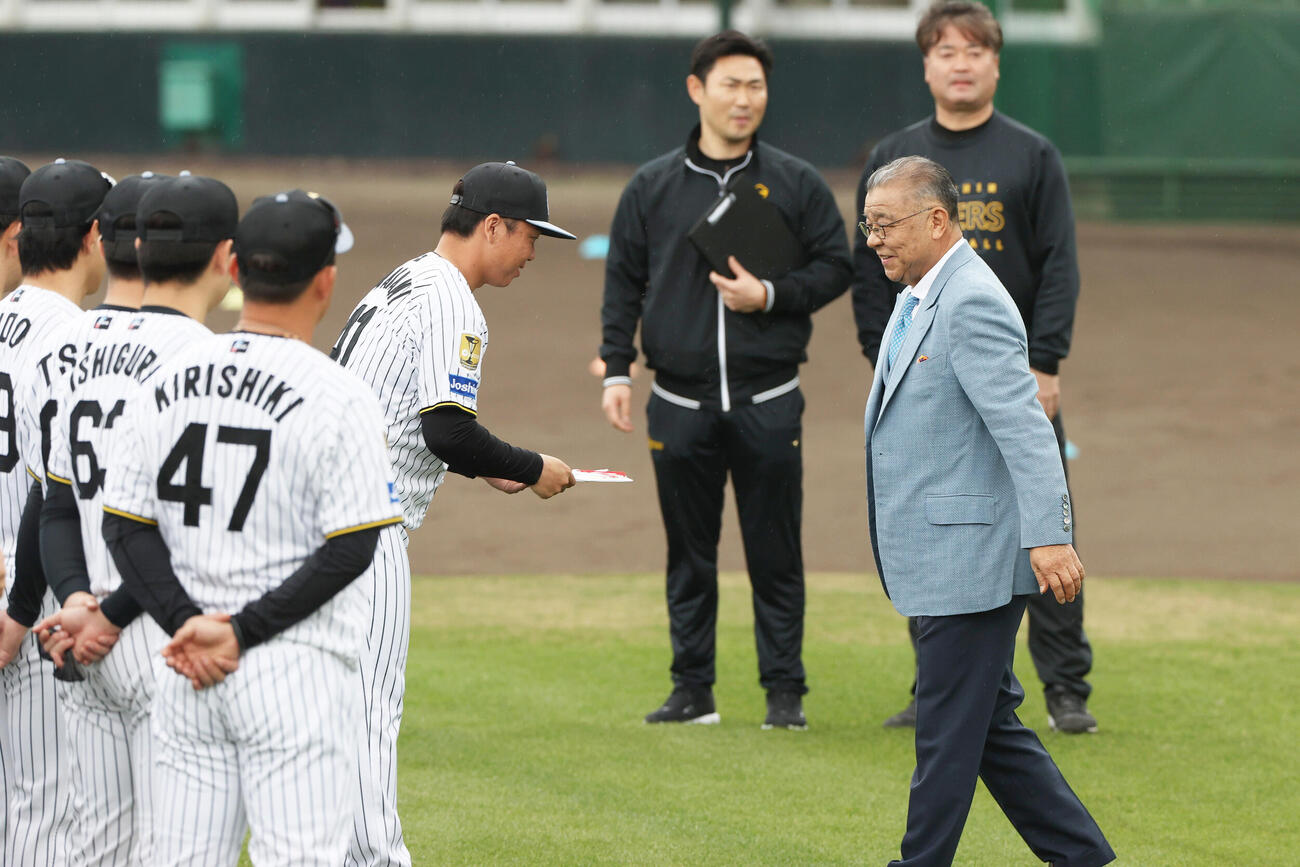 陣中見舞いに訪れた阪神掛布OB会長（右）から目録を贈られる村上（撮影・上山淳一）