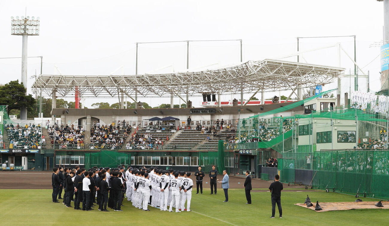 阪神掛布OB会長は陣中見舞いに訪れナインらに話す（撮影・上山淳一）