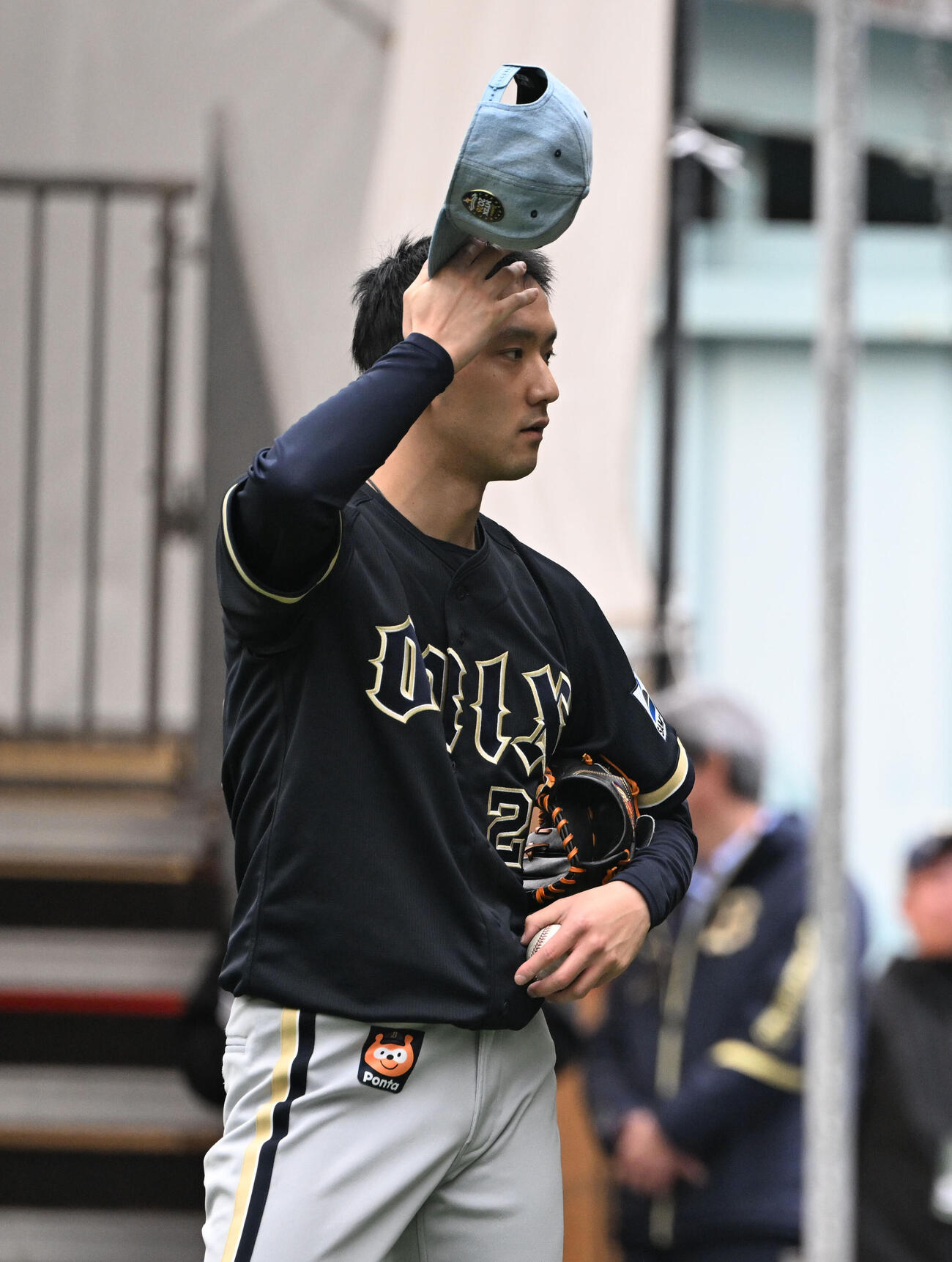 ブルペンで投球後、捕手と話すオリックス田嶋（撮影・和賀正仁）