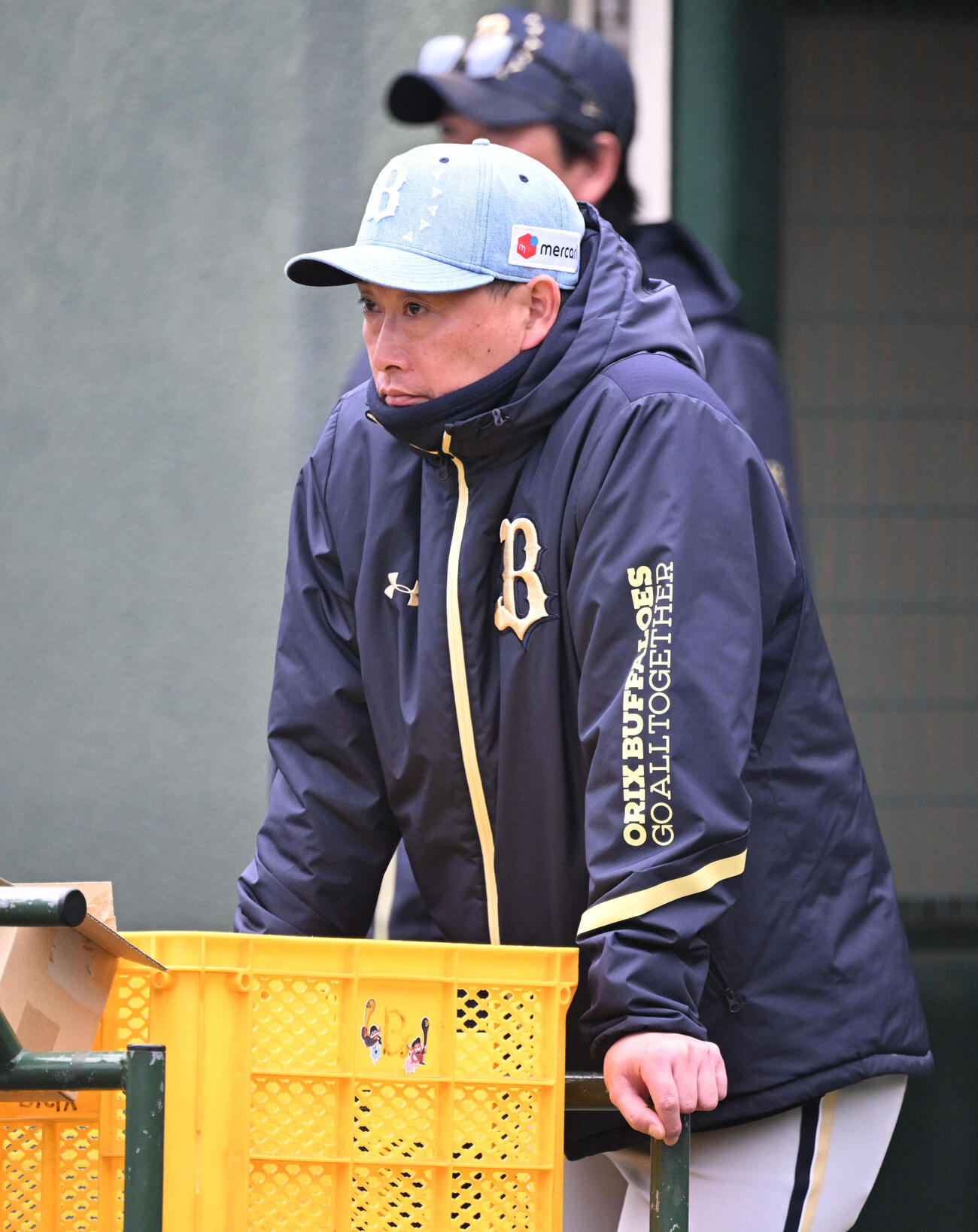 練習中、じっと遠くを見つめるオリックス岸田護監督（撮影・和賀正仁）