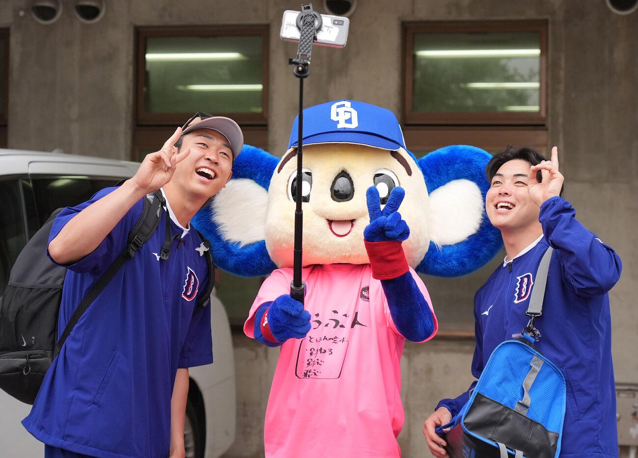 練習を終え引き上げる前にドアラと写真を撮る高橋宏（左）と中西（右）（撮影・森本幸一）