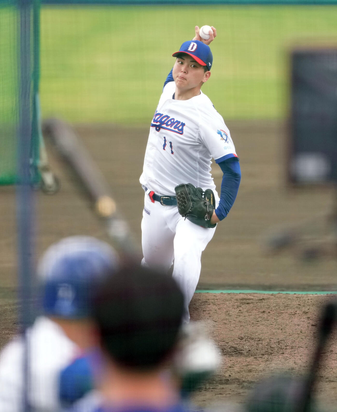 打撃投手を行う中西（撮影・森本幸一）