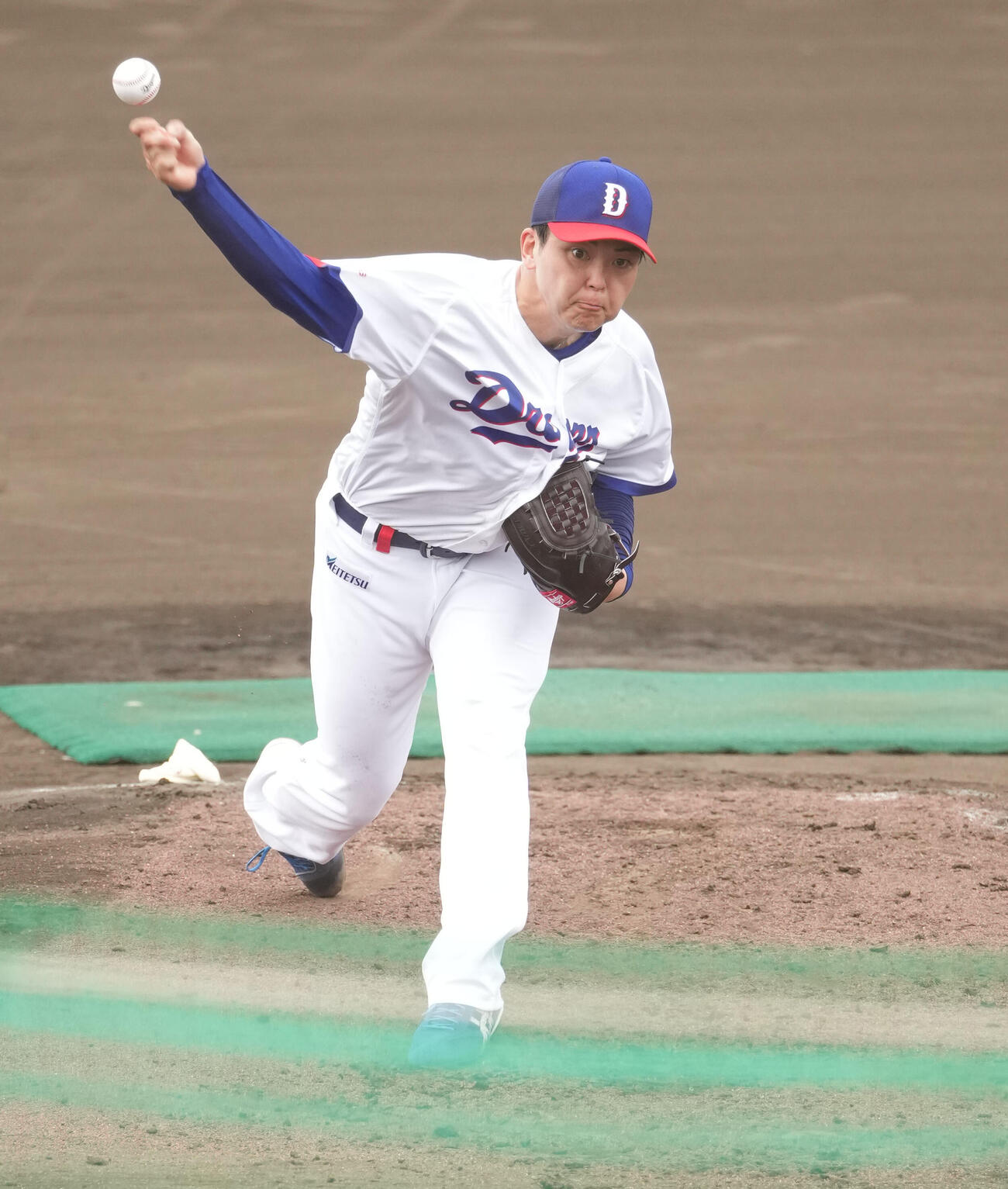 打撃投手を行う中西（撮影・森本幸一）