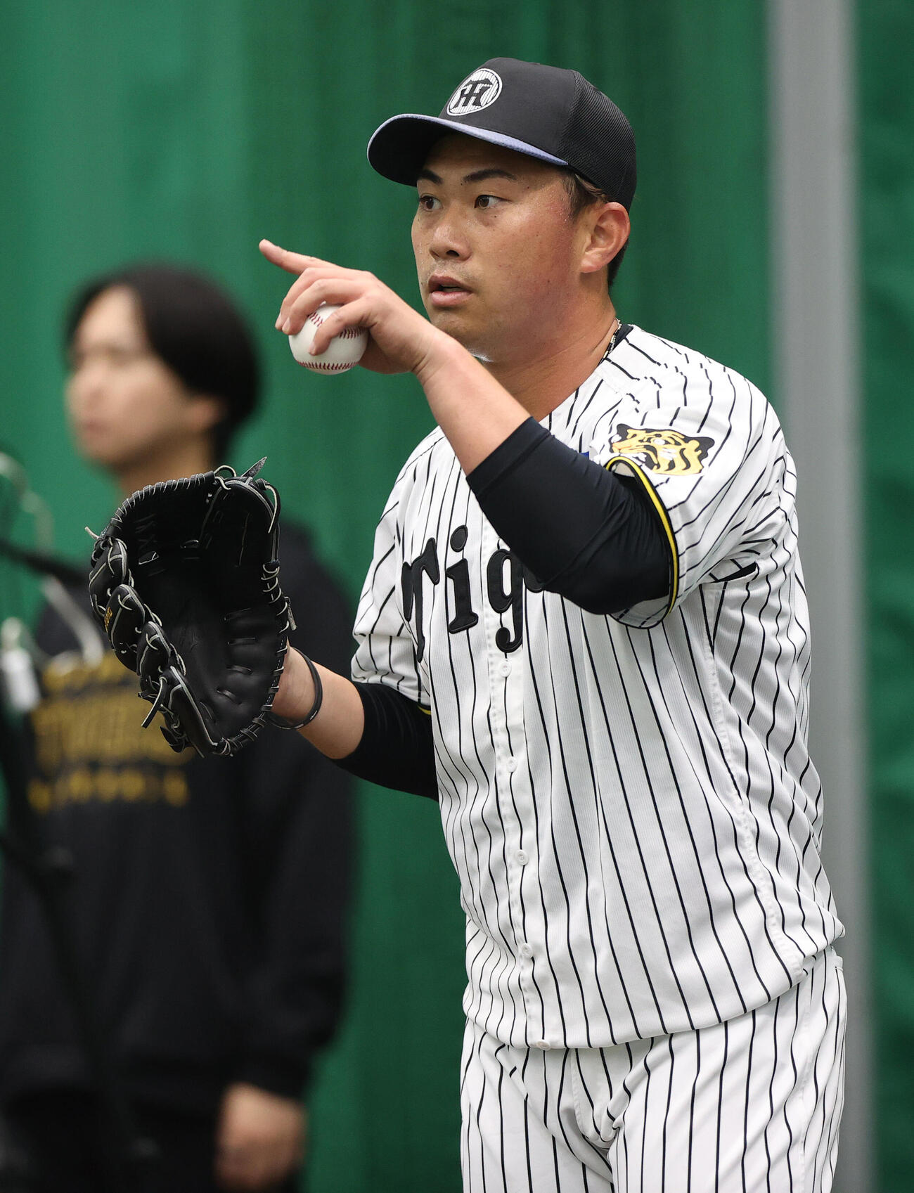 ブルペンで投球する阪神桐敷拓馬（26年2月1日撮影）