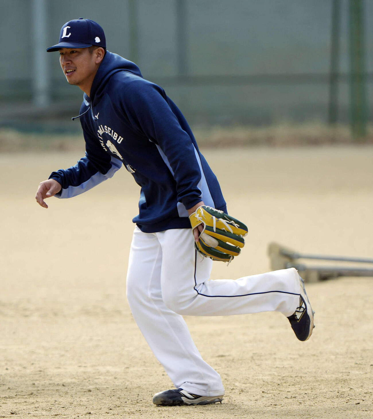 内野守備練習を行う西武ボー・タカハシ（撮影・小島史椰）