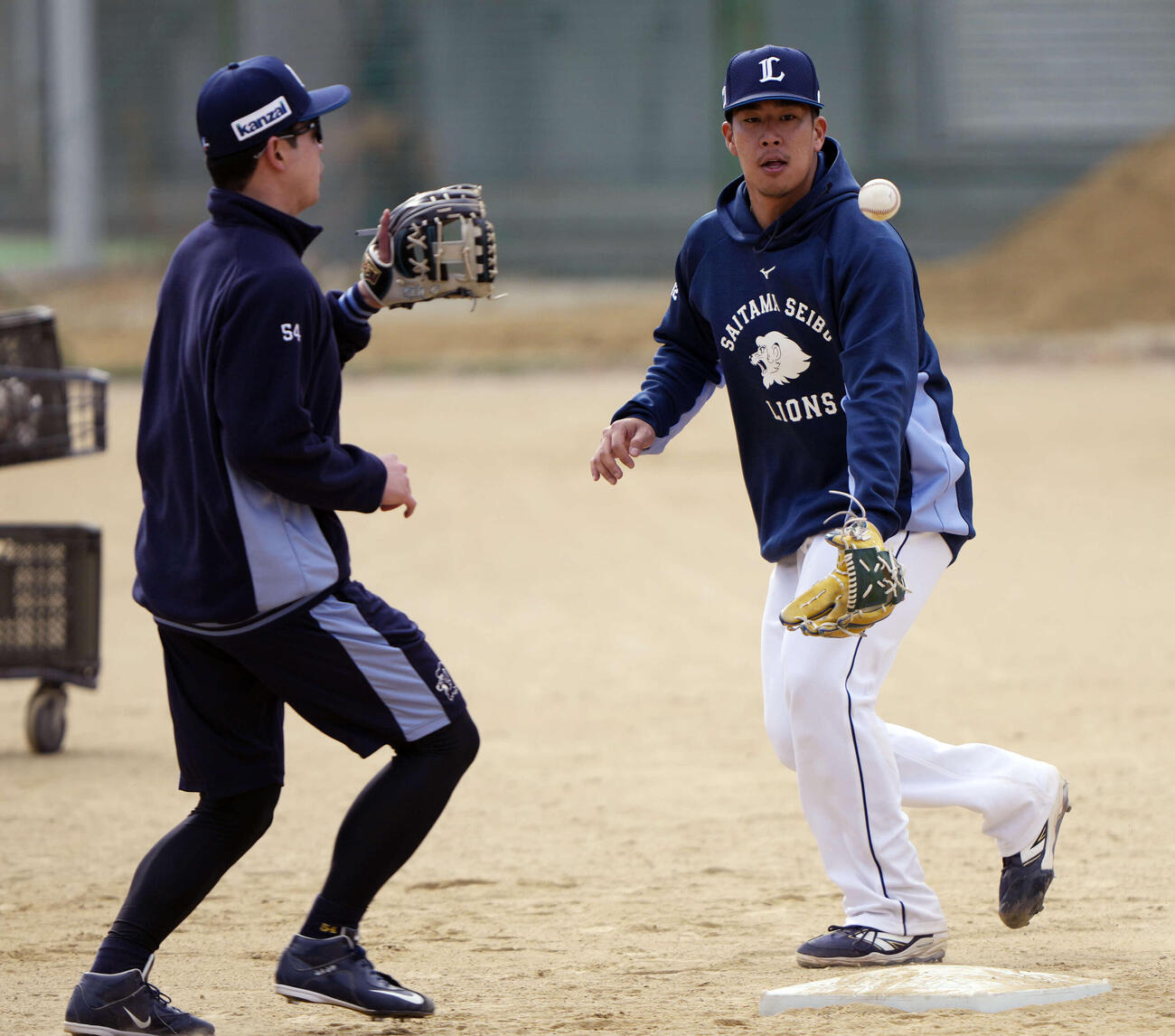 内野守備練習を行う西武ボー・タカハシ（右）（撮影・小島史椰）