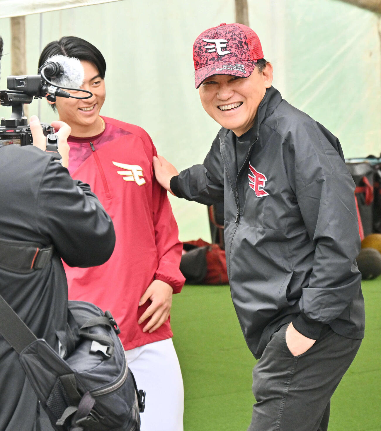 楽天林（左）を視察に訪れた三木谷浩史オーナーが激励した。三木谷オーナーから「調子はどうですか？」と聞かれ「良い調子です」とやや緊張気味に答えた。直前古謝、泰とともに坂道ダッシュで汗を流した。古謝樹からは頭の上から指を突き出され「鬼」にさせられる愛のあるいじりも。泰には「林さんを（写真で）使ってください」と慕われている。キャンプで自らを「鬼」のように厳しく鍛え上げ、今シーズンの活躍につなげたい（撮影・滝沢徹郎）