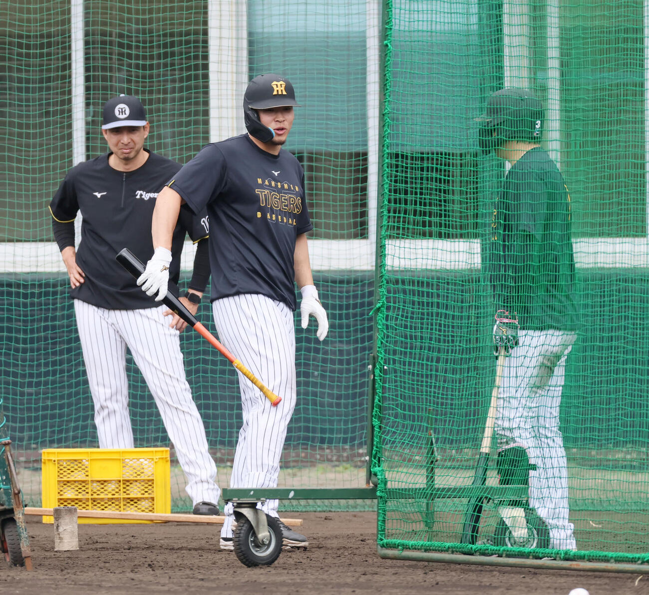 打撃練習中デッドボールを受けた阪神佐藤はいったん練習を中止しベンチ奥に消えたが、その後またグラウンドに姿を見せ大山と談笑（撮影・加藤哉）
