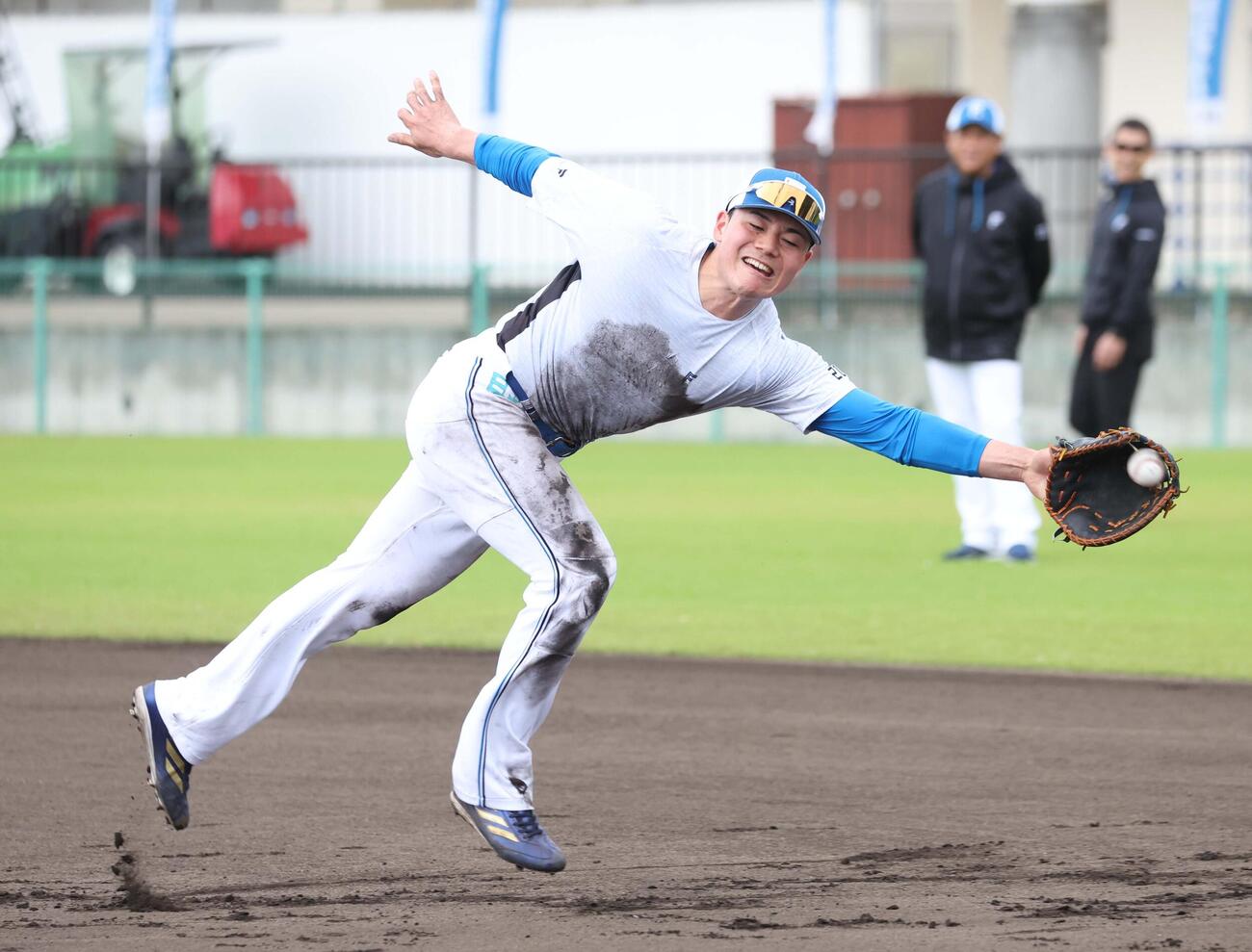 ノックを受ける日本ハム清宮幸（撮影・黒川智章）