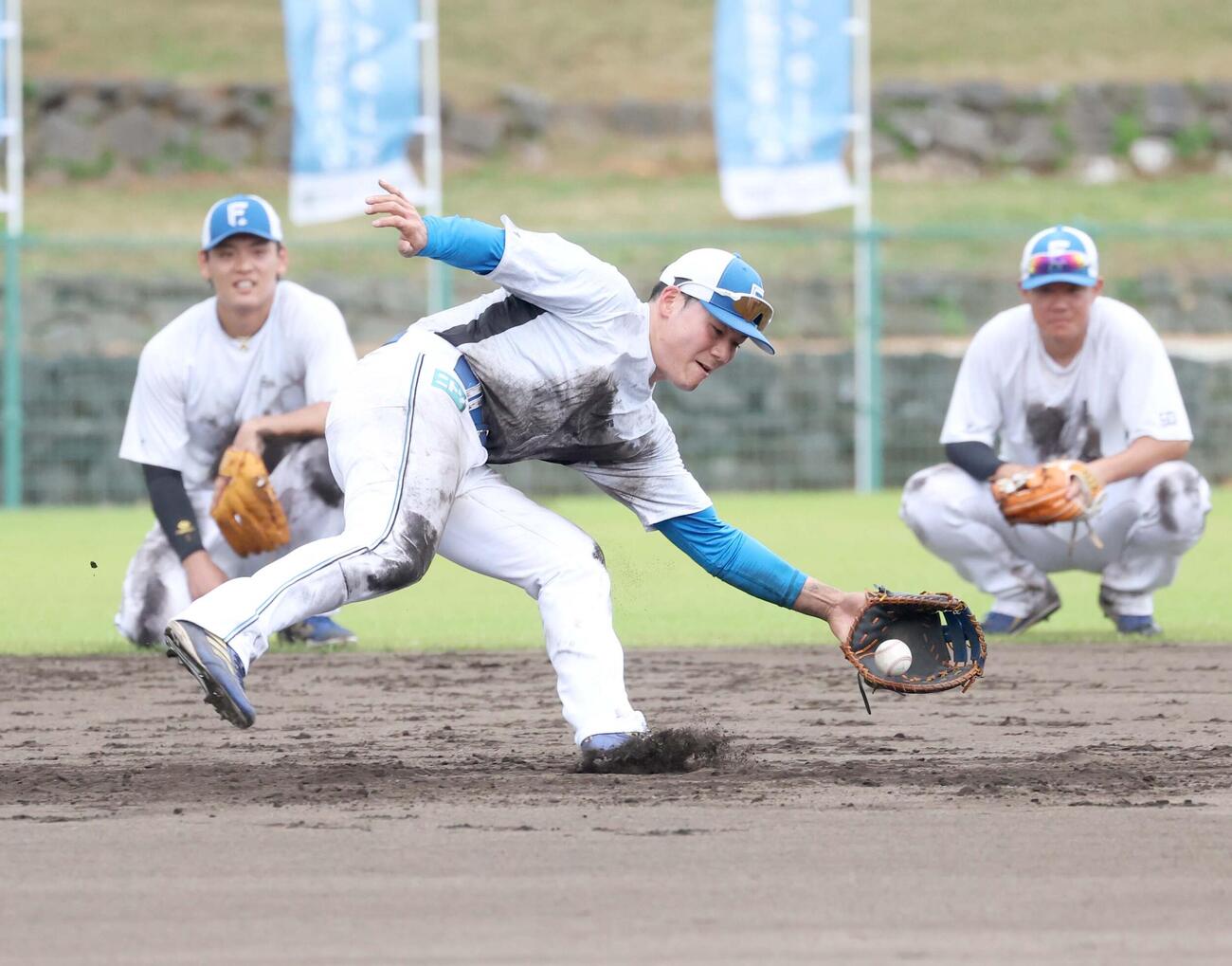 ノックを受ける日本ハム清宮幸（撮影・黒川智章）