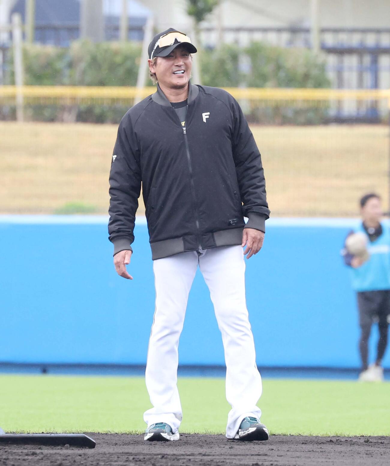 練習を笑顔で見つめる新庄監督（撮影・黒川智章）