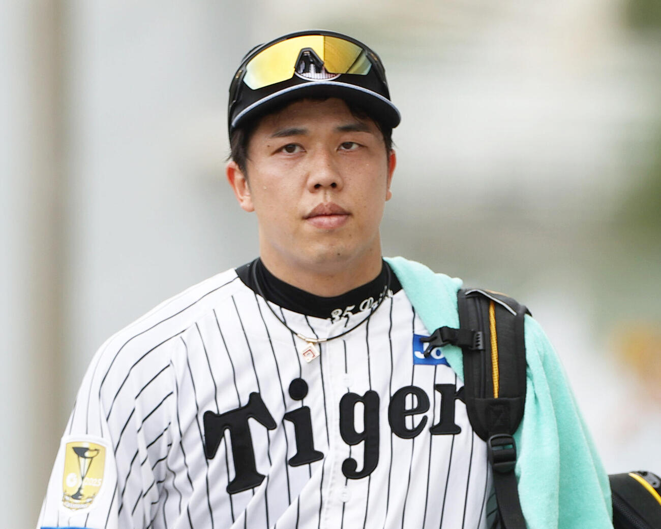球場を移動する阪神才木（撮影・上山淳一）