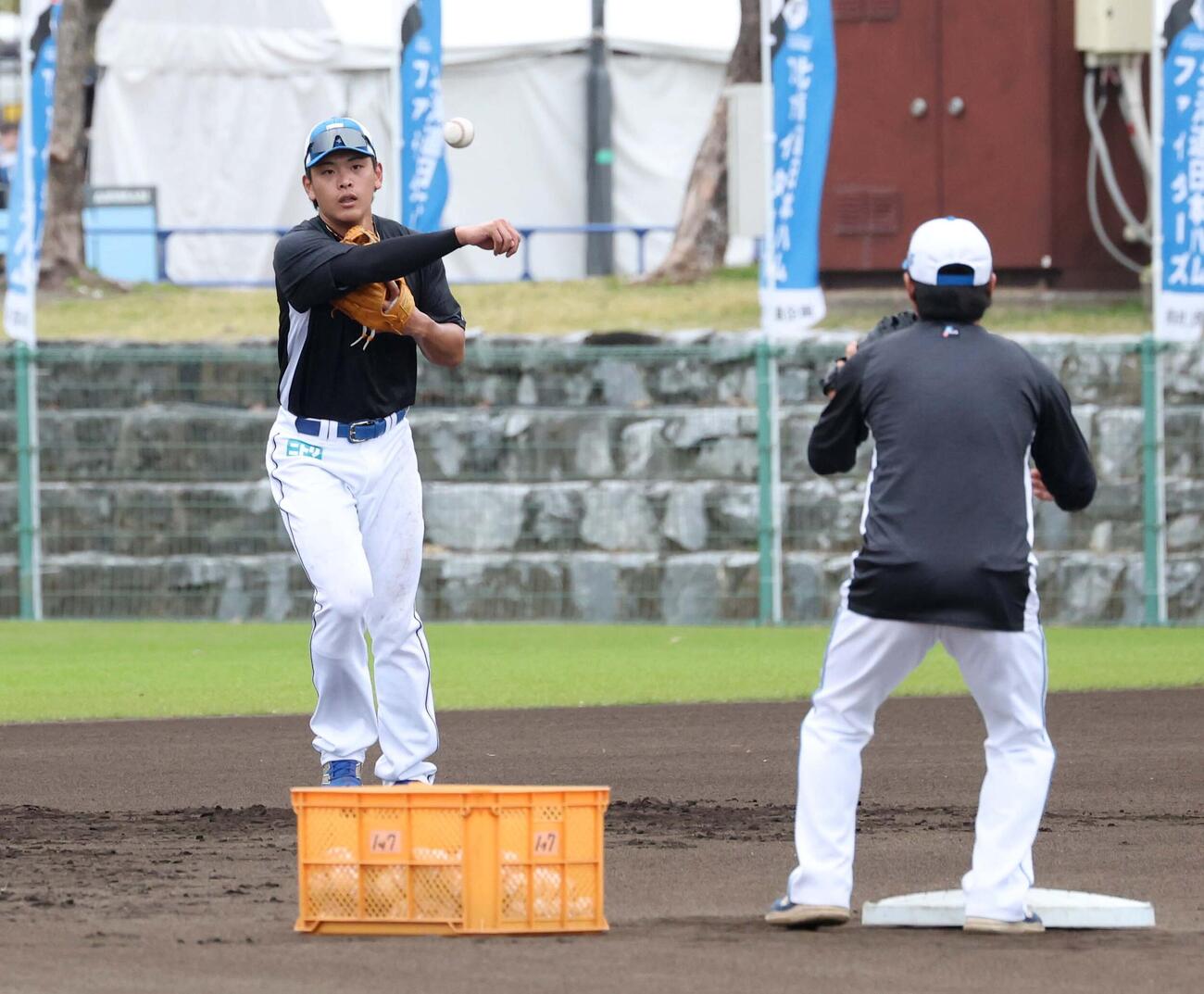 全体練習前に二塁で送球練習する日本ハム野村（撮影・黒川智章）