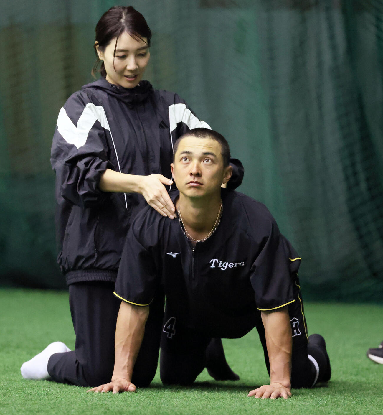 全体練習を終え、ドーム内でひとりピラティスの指導を市川いずみさん（左）から受ける阪神熊谷（撮影・加藤哉）