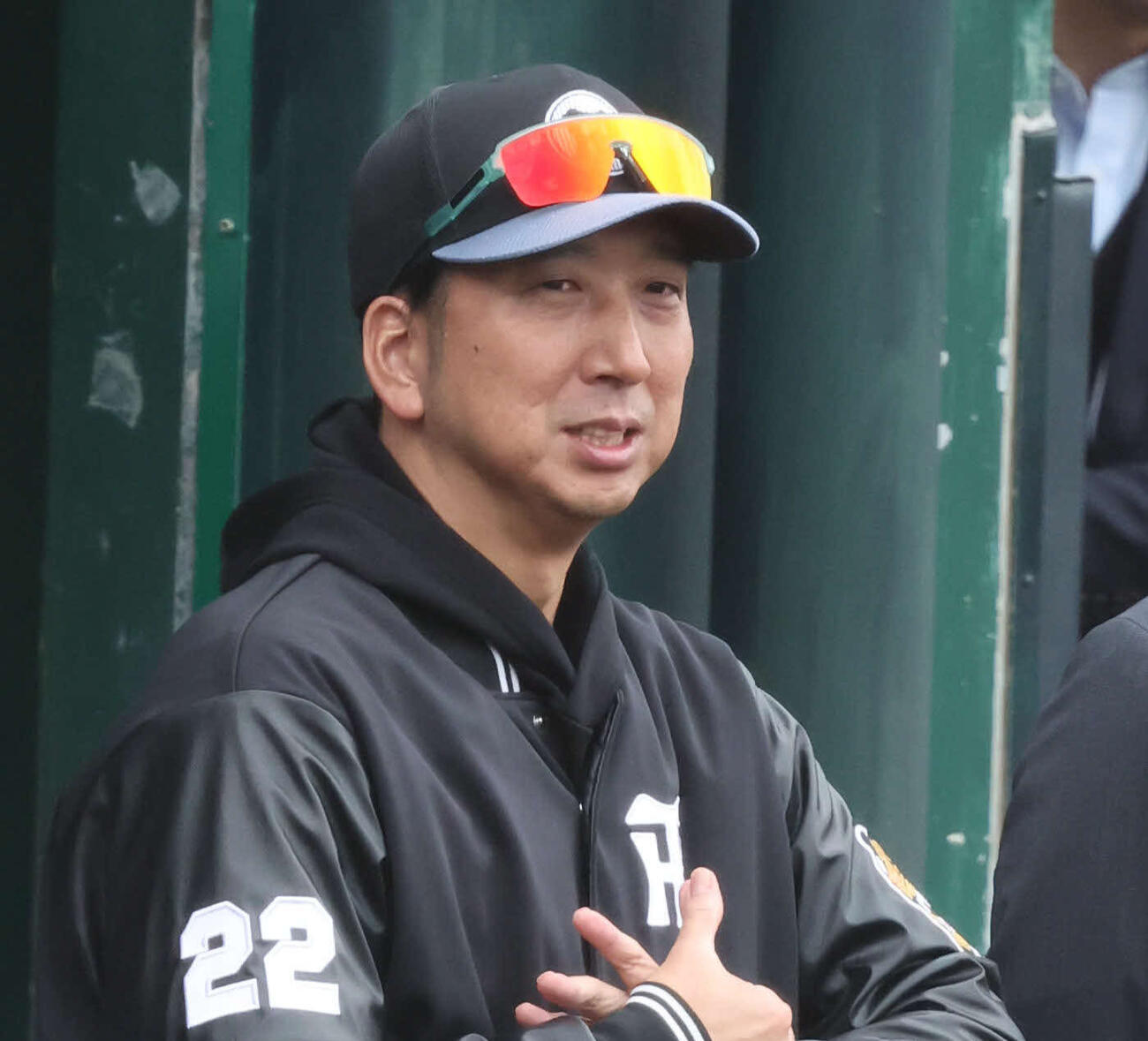 練習を見守る阪神藤川監督
