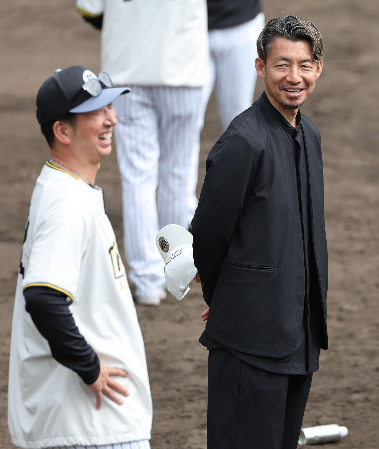 阪神キャンプを訪れた鳥谷敬氏（右）は藤川監督と笑顔で話す（撮影・西尾就之）