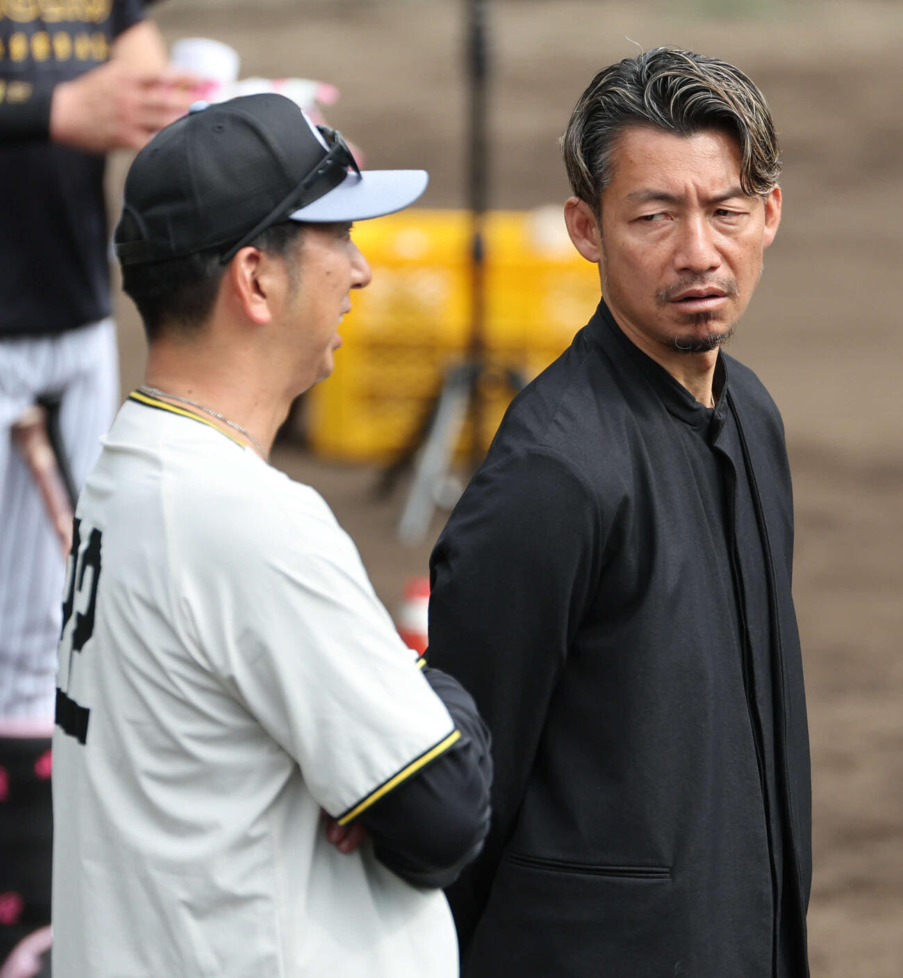 阪神キャンプを訪れた鳥谷敬氏は藤川監督と話す（撮影・西尾就之）