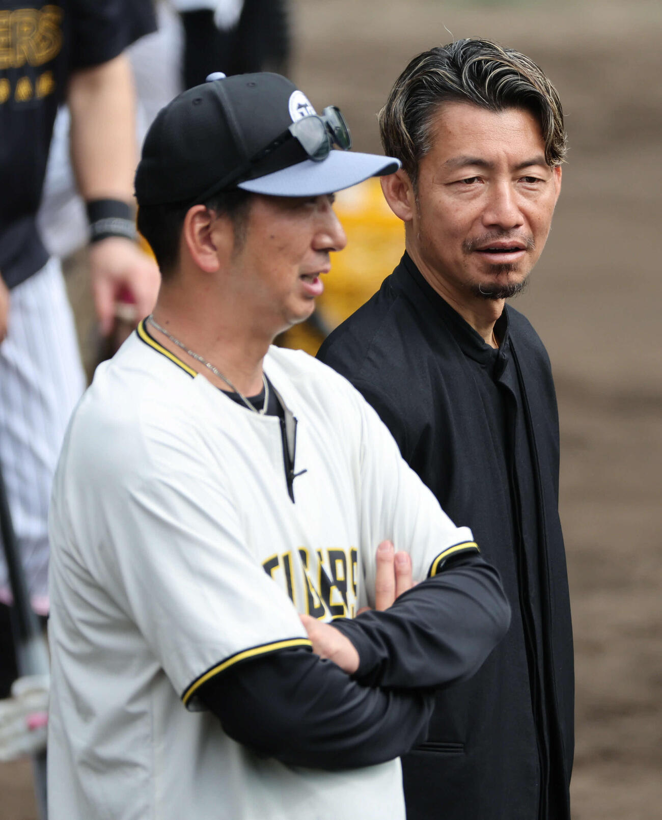 阪神キャンプを訪れた鳥谷敬氏は藤川監督と話す（撮影・西尾就之）