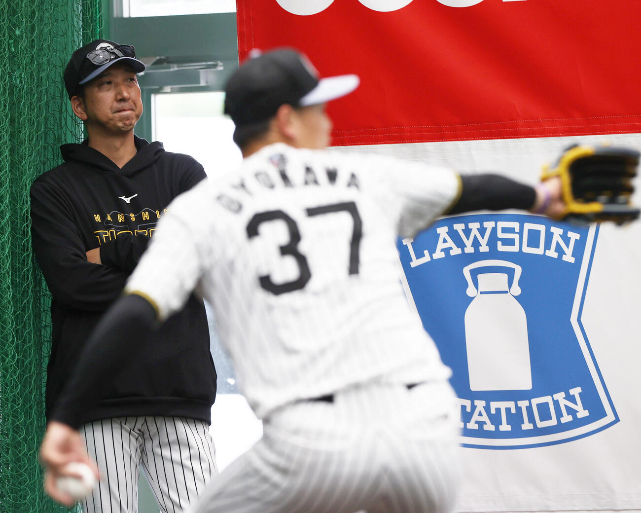 ブルペンを確認する阪神藤川監督（撮影・上山淳一）