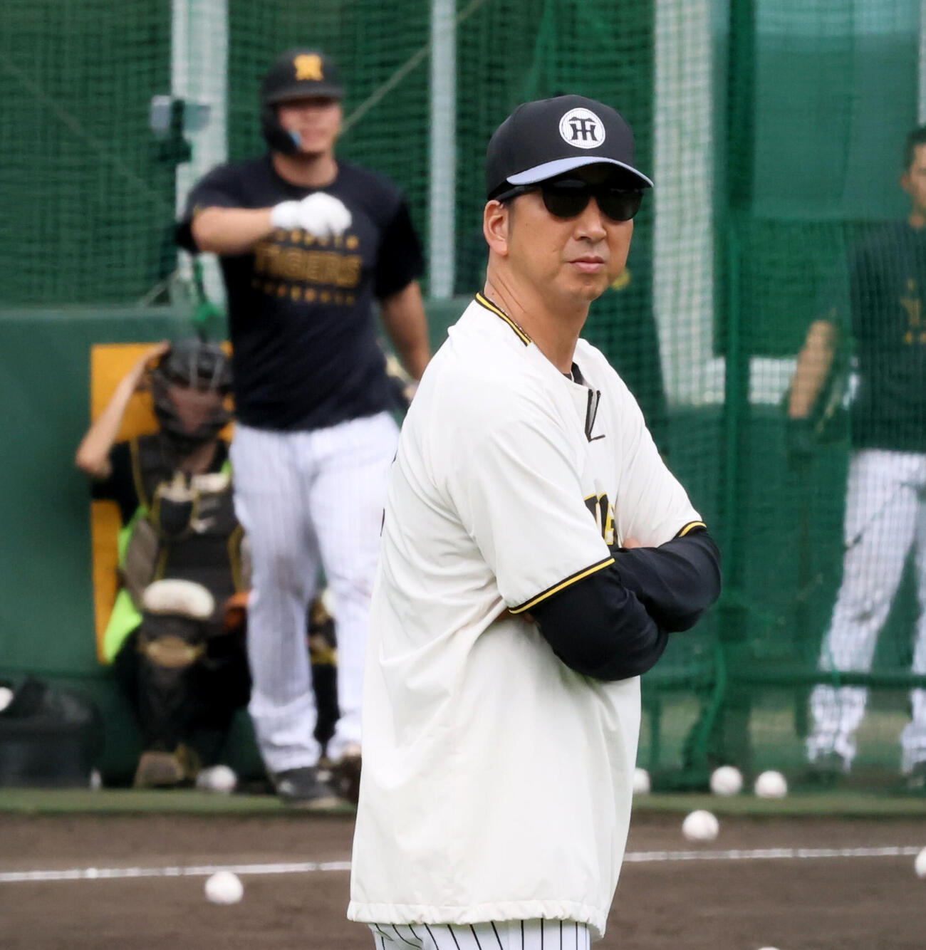 打撃練習でサク越えを放った阪神佐藤の打球を見る藤川監督（撮影・加藤哉）