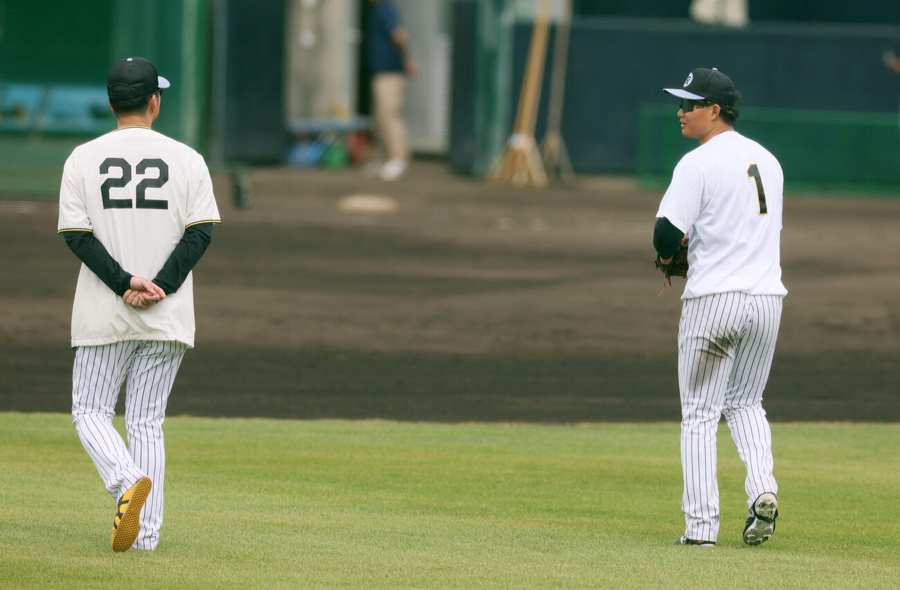 阪神森下（右）と話す藤川監督（撮影・加藤哉）
