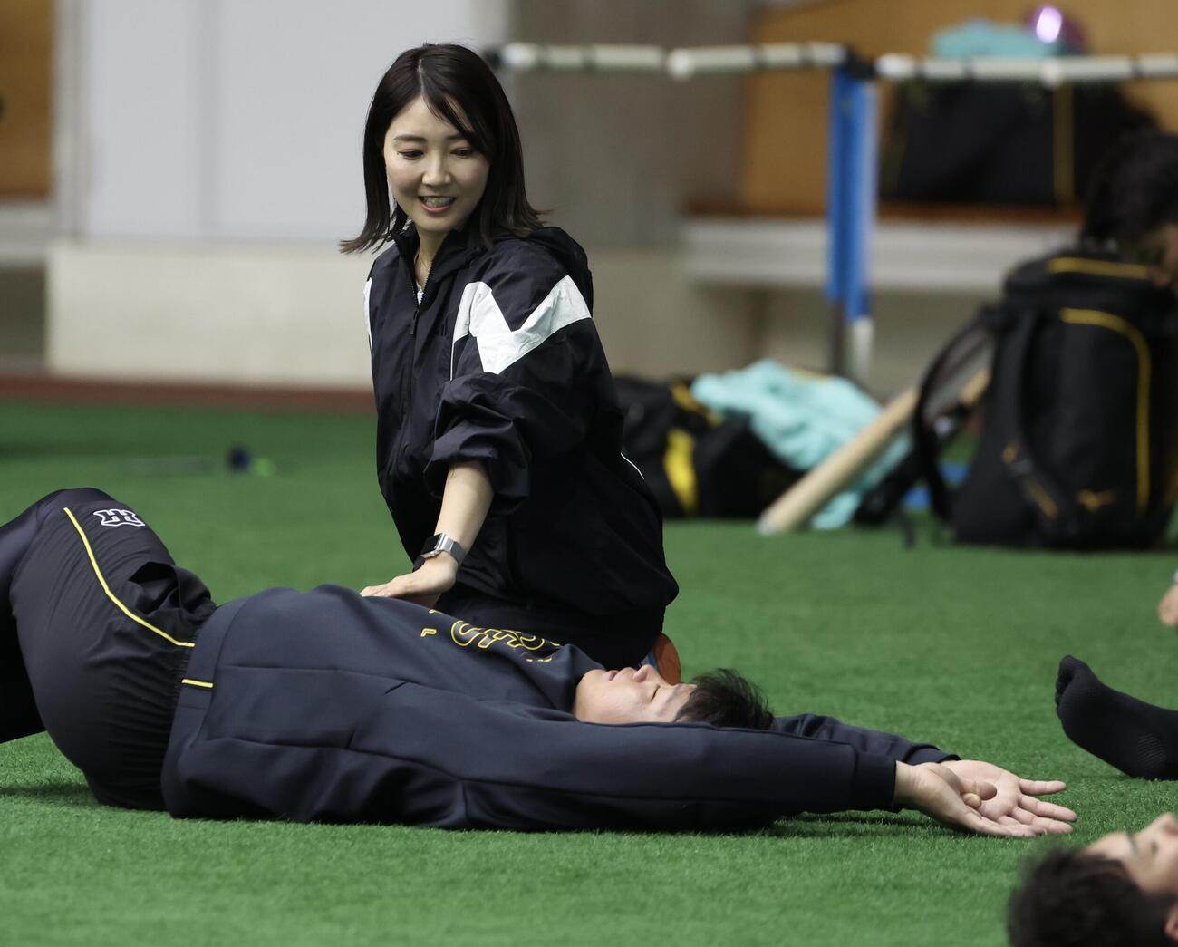 阪神森下を指導するピラティストレーナーの市川いずみさん（撮影・西尾就之）