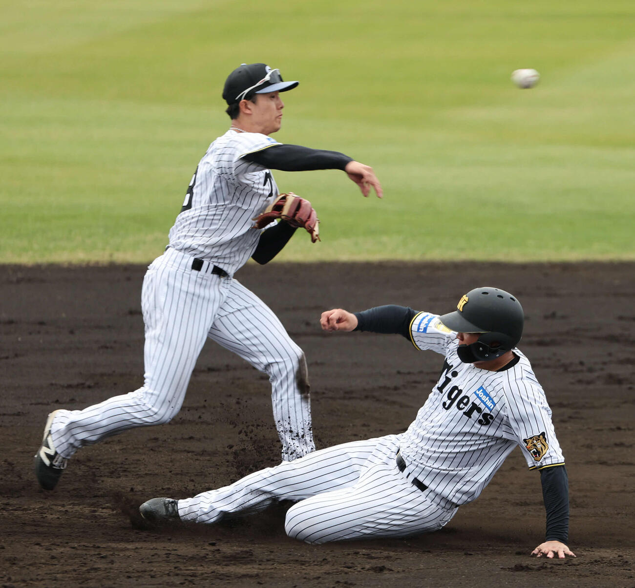 ゲーム形式ノックで走者を務めた阪神森下は二塁へ滑り込む。野手小幡（撮影・西尾就之）