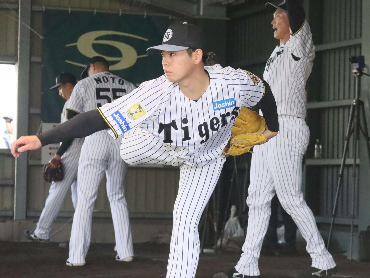 4日、ブルペン投球する阪神下村