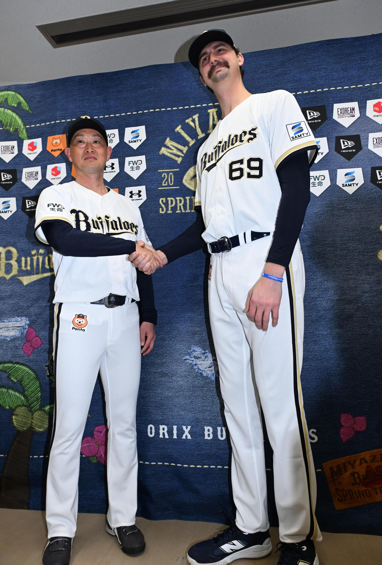 入団会見後、握手を交わすオリックス岸田監督（左）と新外国人選手ショーン・ジェリー（撮影・和賀正仁）
