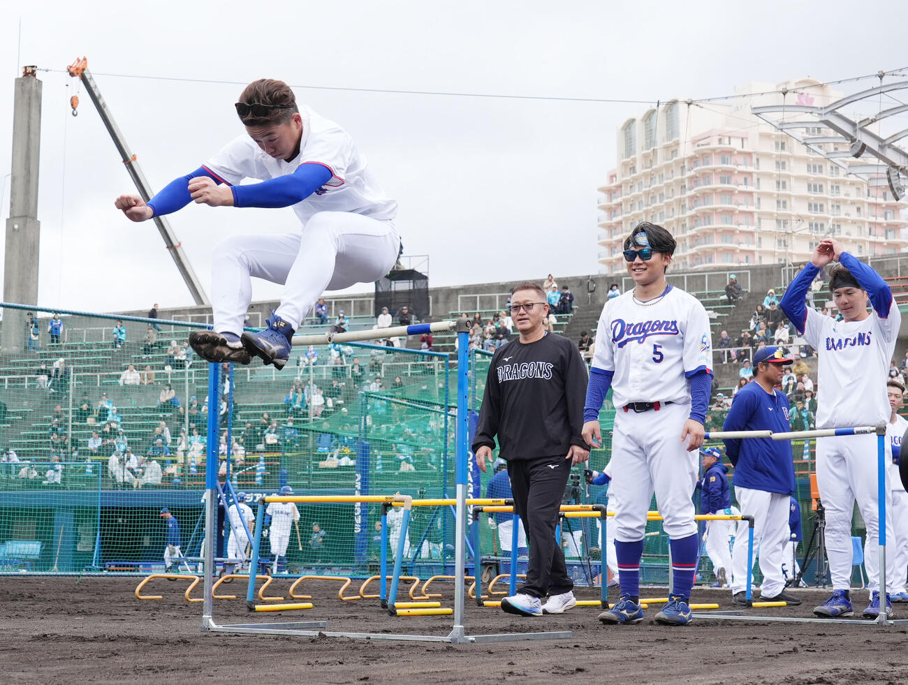 岡林（左）はトレーニングでハードルを華麗にジャンプする（撮影・森本幸一）