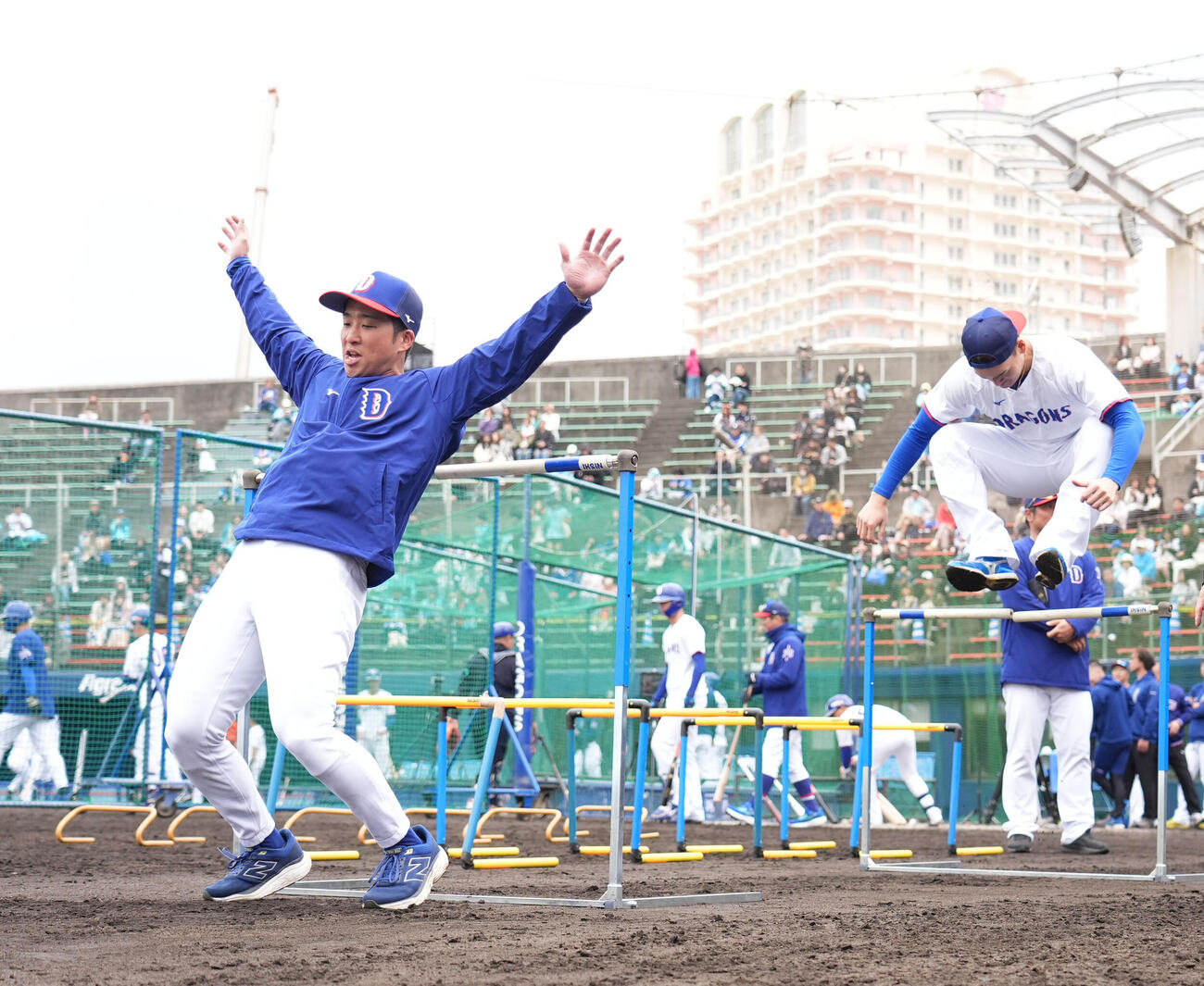 田中（左）はトレーニングでハードルを華麗にジャンプし着地する（撮影・森本幸一）